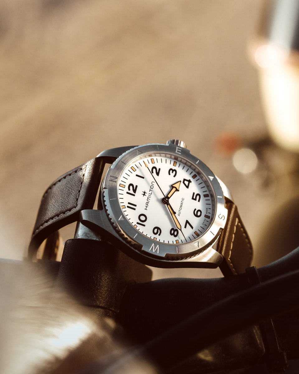hamiltonwatch's tweet image. With its minimalist textured dial and Super-LumiNova® coating, the Khaki Field Expedition lets you grasp time instantly, as you venture through vast sands and chase the horizon: ms.spr.ly/60139lxVS

#hamiltonwatch #stepoutside #expedition #new #adventureawaits