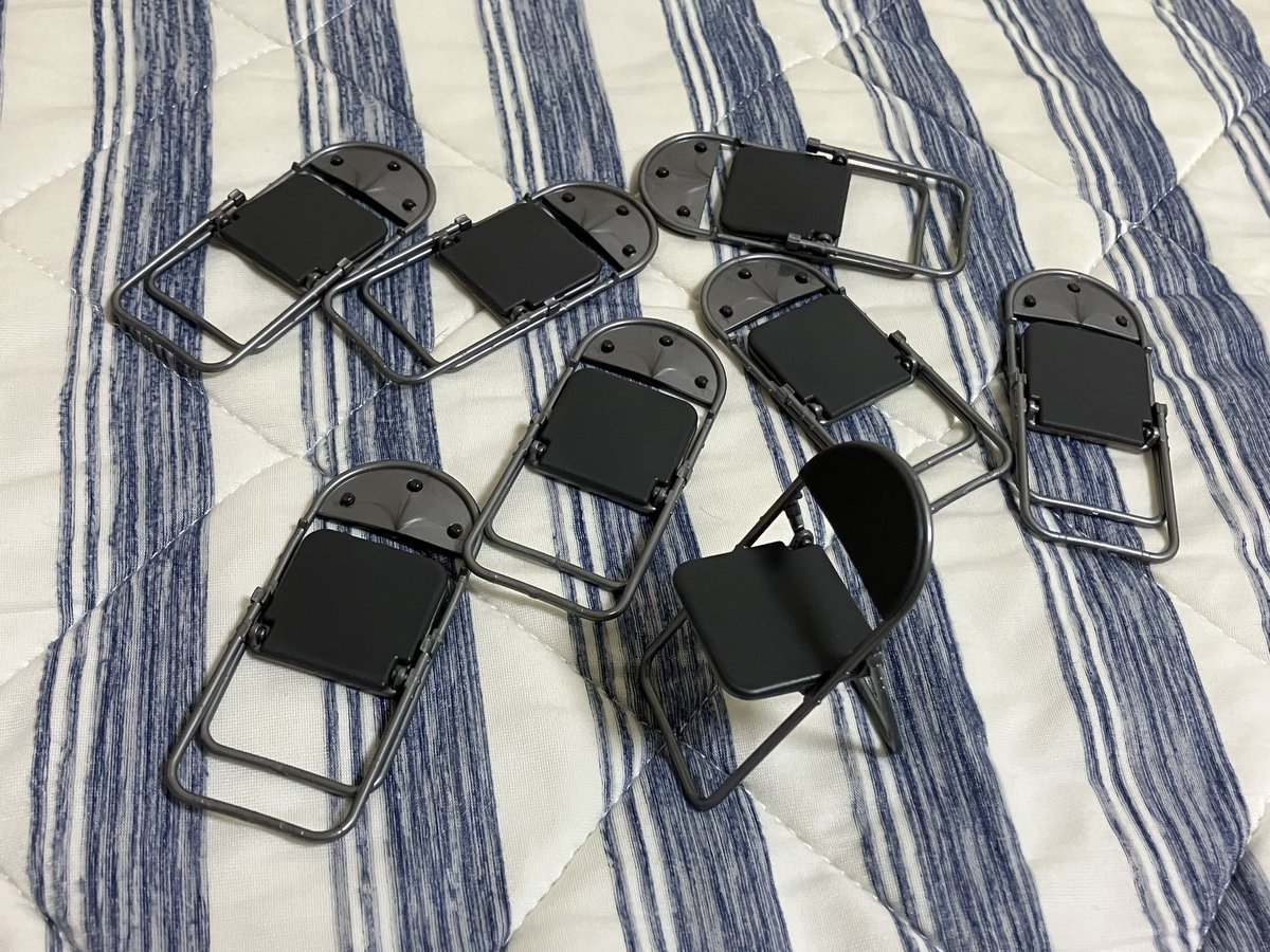 「パイプ椅子仕入れすぎた 」|ケノビ(ケモノ研究家)のイラスト