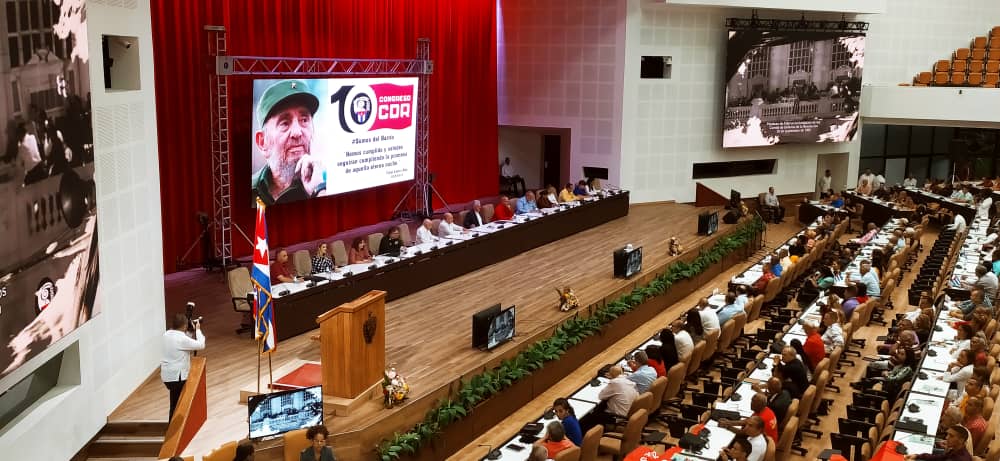 |#AHORA| Con la presencia de <a href="/DiazCanelB/">Miguel Díaz-Canel Bermúdez</a> Primer Secretario del Comité Central del <a href="/PartidoPCC/">Partido Comunista de Cuba</a> inicia en La Habana la sesión clausura del #XCongresoCDR. 

#CDRCuba #TodosSomosCederistas