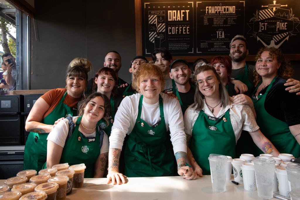 Vous savez ce qui se marie bien avec vos favoris l'automne ? Le nouvel album Autumn Variations d'Ed Sheeran. Il sera disponible dans votre Starbucks le 29 septembre. @teddysphotos #edsheeranxstarbucks #autumnvariations