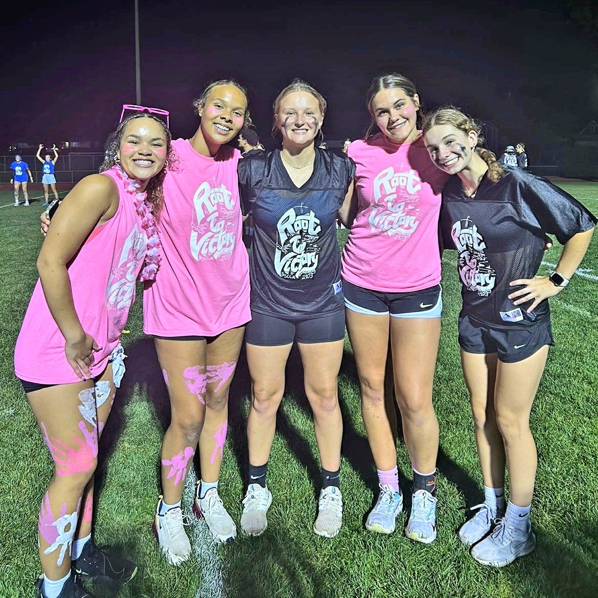 SCLGBB's tweet image. Powder Puff  a success! No suprise bball players killed on the fb field! Seniors beat out the sophomores with a kick off win by Laura! After the game Qb1 for sophs @OaklandCallie
did a jersey swap with Senior mvp @laurahauge30 #ThankfulForZeroInjuries #Hoco #PowderPuff