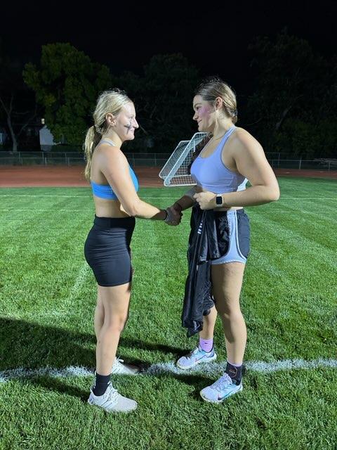 SCLGBB's tweet image. Powder Puff  a success! No suprise bball players killed on the fb field! Seniors beat out the sophomores with a kick off win by Laura! After the game Qb1 for sophs @OaklandCallie
did a jersey swap with Senior mvp @laurahauge30 #ThankfulForZeroInjuries #Hoco #PowderPuff