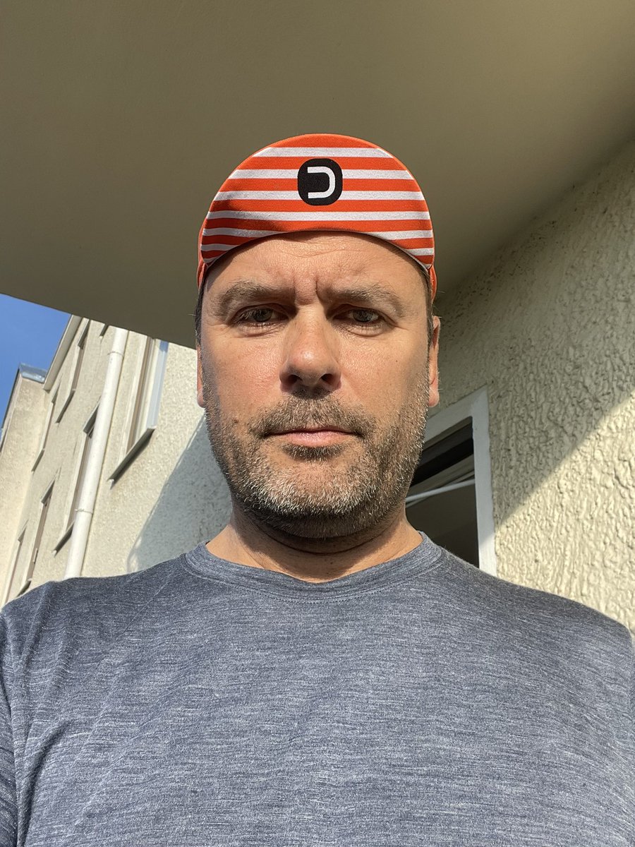 Ollin kestotalousnurkan vinkki: <a href="/partamatti/">Matti Airaksinen</a> vaihtaa katkenneen lippalakin lipan uuteen Munkkiniemen räätälin tiloissa. Suosittelen 👌🏽 #kestotalous #pyöräily