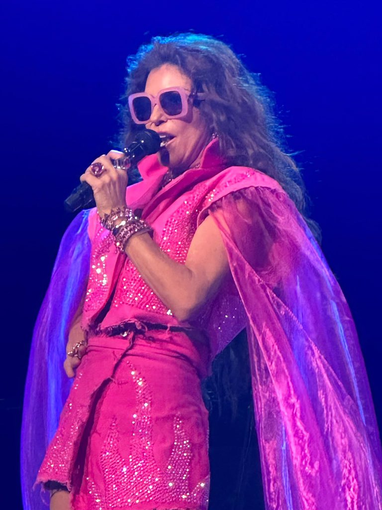 davidriley0808's tweet photo. @ShaniaTwain had the BEST time this past week at your shows in Glasgow, Manchester &amp; Birmingham, I’ve 1 more show to Giddy Up to tomorrow at Przym 🤠… would there be anyway of you signing my Queen of Vinyls at the venue please x🤞🏻🙏🏻🖊🤠 https://t.co/QakOzzlo3M