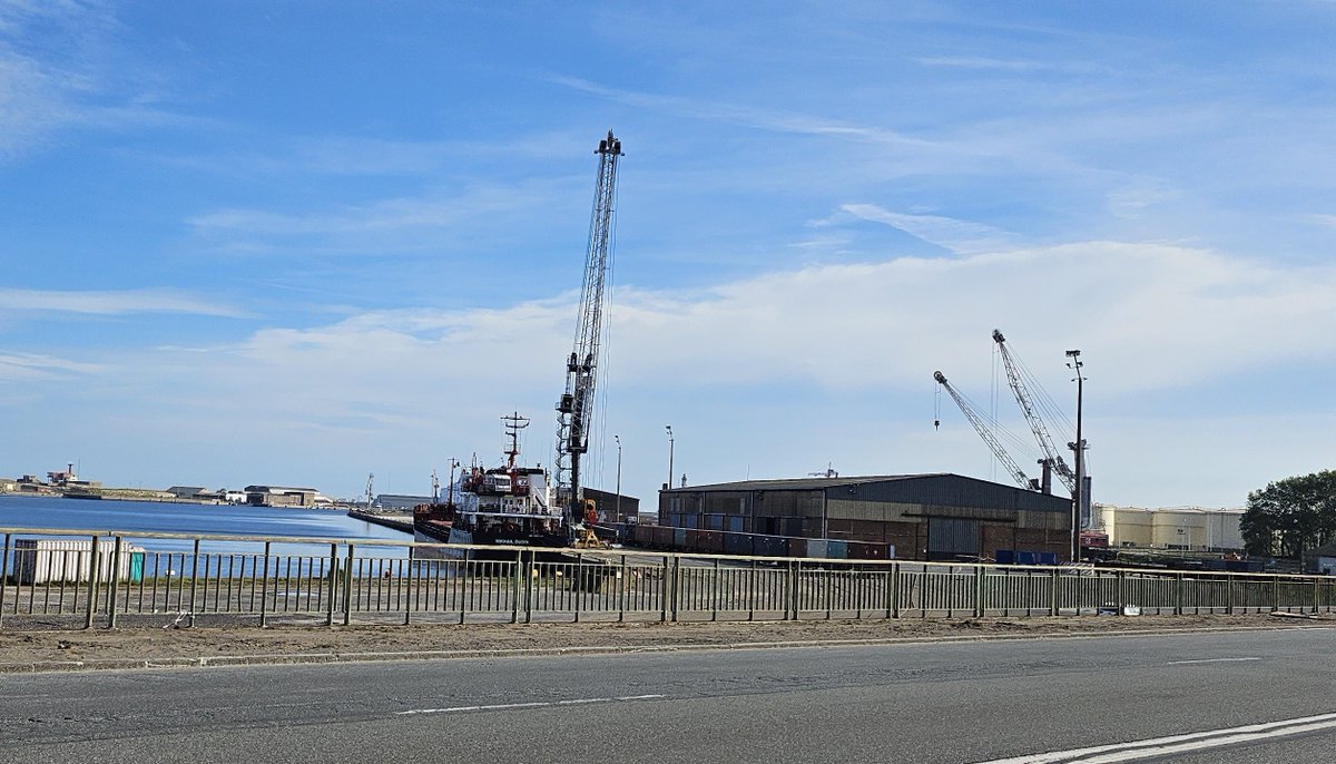 Pauline_Boyer_'s tweet photo. Pendant ce temps, le ballet des cargos russes continue à Dunkerque.
Hier le Dudin. Aujourd'hui le Baltysky, encore présentement à quai.
L'uranium russe ne vous dérange-t-il pas Mme @AgnesRunacher ? Et les contrats des industries françaises avec Rosatom ?
📸Containers d'uranium 🚆 https://t.co/UFnhMbsFpu
