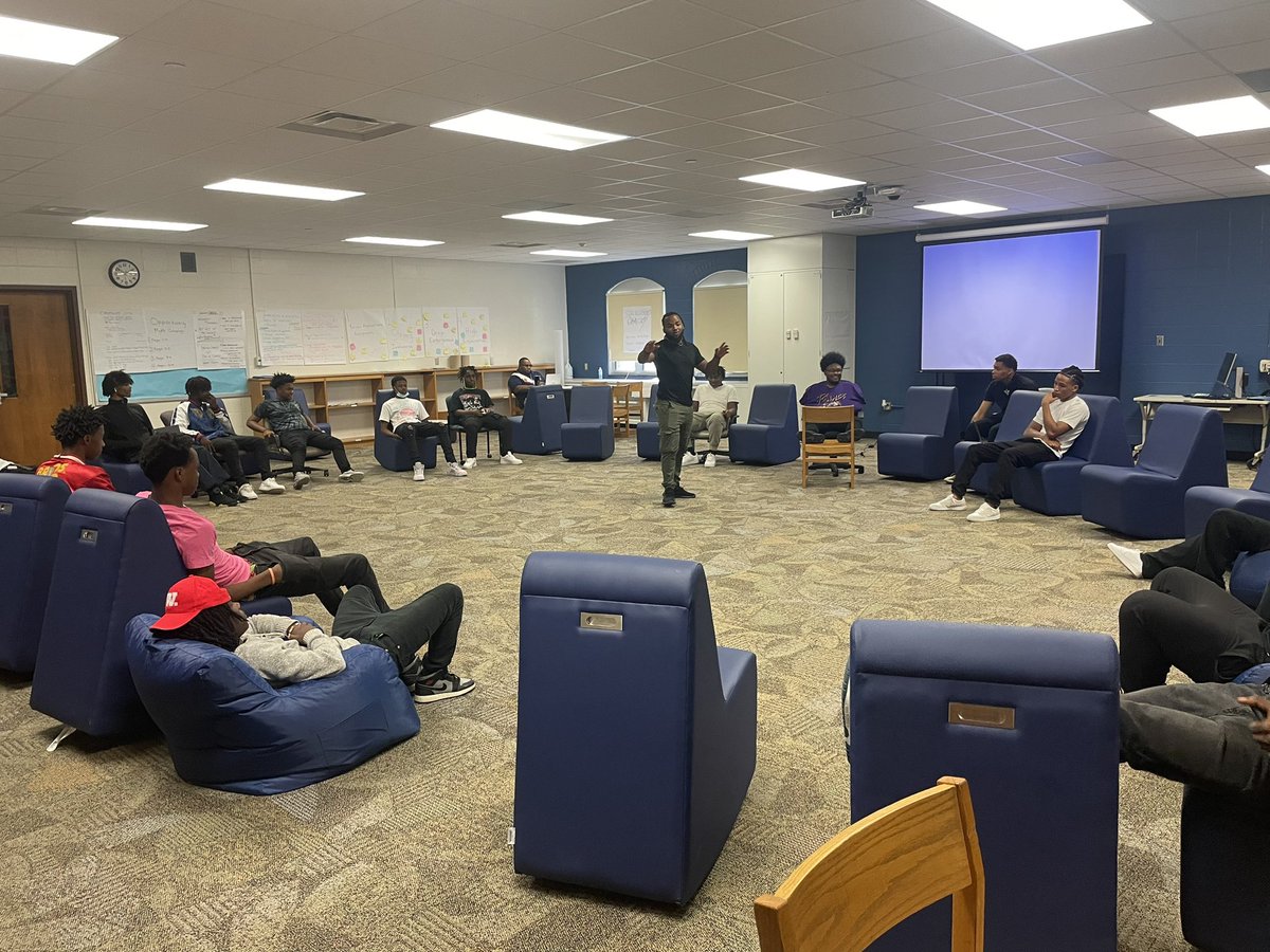 DHutchSC's tweet photo. College GO Week is going steady! Our scholars have been diligently participating and challenging themselves regarding postsecondary readiness! Way to go PSA students 🎓

#TeamIPS #WatchUsWork #CollegeGOWeek https://t.co/NSUKhk4GRO