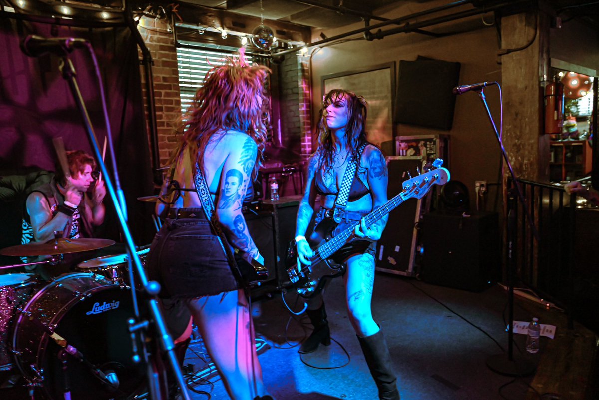 carlifoxx69's tweet image. If ya wanna join our hellbent mission of taking over the rock n roll world, your time is now. We need a drummer.