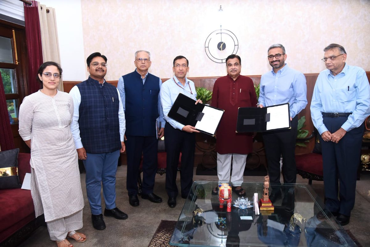 savelifeindia's tweet photo. 🌟 Milestone Update 🌟
For the past two years, SaveLIFE Foundation has been working closely with the Ministry of Road Transport & Highways - India (@MORTHIndia ) to replicate its #ZeroFatalityCorridor (ZFC) #RoadSafety solution on 19 National Highway corridors.
Yesterday, in a major milestone towards saving lives on roads across India, SLF has signed a comprehensive MOU with MORTH to scale the ZFC solution to 100 National Highway corridors across India and expand the #ZeroFatalityDistrict (ZFD) programme to improve road safety in the 100 most affected districts across India.
The MOU was signed by the Additional Secretary, @MORTHIndia , Mr Mahmood Ahmed and the CEO of SaveLIFE Foundation (@savelifeindia ), Mr @piyushtewarii , in the presence of Hon’ble Minister of Road Transport and Highways , Shri @nitin_gadkari , Trustee of SLF and Former Union Home Secretary, Shri GK Pillai, and other senior officials from MORTH and SLF.
💡The #zerofatality solutions of SLF take an evidence-based approach to,
1. Identifying the root causes of road crashes and injuries in target geographies,
2. Develop and implement life-saving interventions across trauma care, road engineering, traffic enforcement and community engagement, in close partnership with relevant authorities and our donors, and
3. Institutionalise what works
📈 In order to take this national initiative ahead, SLF is rapidly expanding its team.
#RoadSafety #FreedomFromRoadCrashes