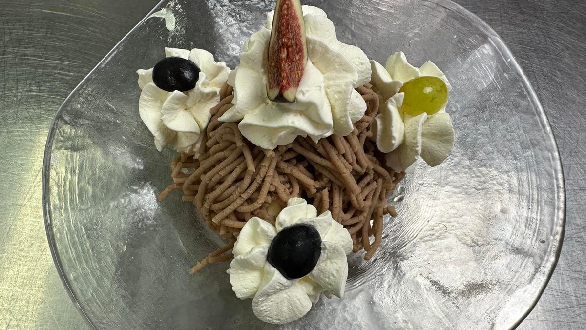 juiz_nidwalden's tweet image. Geniesse den Zauber des Herbstes 🍁 im Glasi-Restaurant Adler, #Hergiswil. Die passenden Herbstteller der #Glasi Hergiswil gibt es im Sonderangebot nebenan. 🍂 #Nidwalden 
 🦌 nidwalden.com/wild