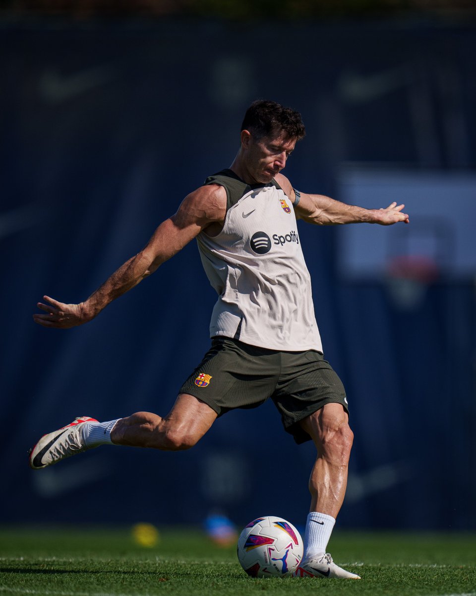 FCBarcelona's tweet photo. Lewy 😳 https://t.co/NEfsTDrCUk