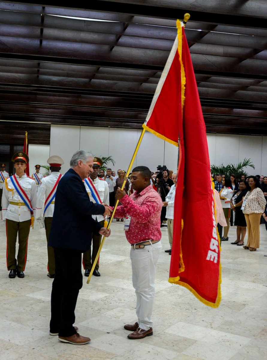 Con la presencia de <a href="/DiazCanelB/">Miguel Díaz-Canel Bermúdez</a>, Primer Secretario del Comité Central del <a href="/PartidoPCC/">Partido Comunista de Cuba</a> y Presidente de la República, se realizó el acto de condecoraciones de los Comités de Defensa de la Revolución.
#TodosSomosCederistas 
#CDR
<a href="/cdr_cuba/">CDR de Cuba</a>