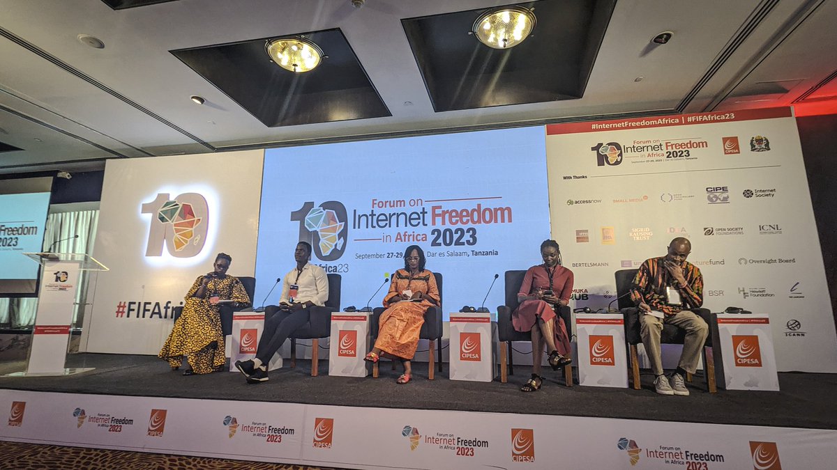 Comment les coupures d'internet en #Afrique francophone menacent-elles la démocratie et les droits numériques ? @NadineKampire et son panel : @mashanubian , @SimoneToussi , @tatabomoko parlent des impacts, solutions et stratégies de plaidoyer.
#FIFAfrica23 #InternetFreedomAfrica