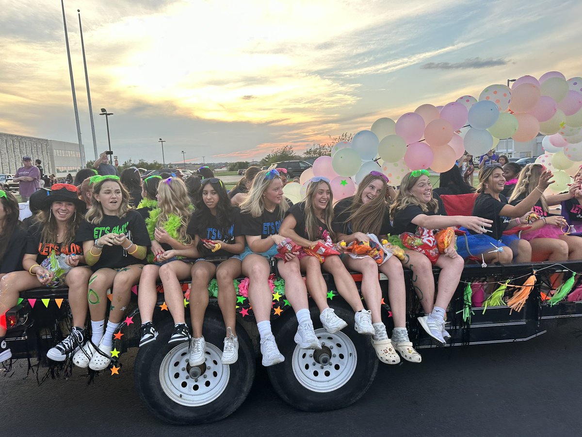 Homecoming 2023 - Let’s Glow Parade