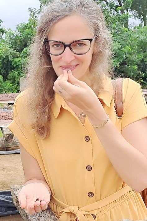Waaaoouu Séance de dégustation de fève de cacao séchée par Son Excellence Madame l'Ambassadeur du Royaume de Belgique🇧🇪 @belgiumabidjan, Carole van Eyll @carolevaneyll. Ah le goût de ça 🥰 Bienvenue au pays du cacao Madame l'Ambassadeur.