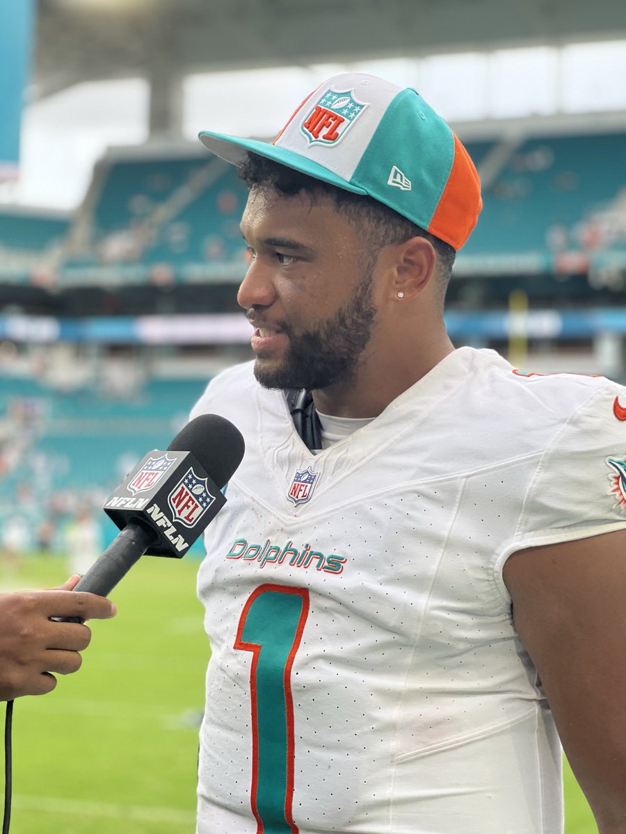 Dolphins QB Tua Tagovailoa wins AFC Offensive Player of the Month for September. 

Tua went 72-of-101 (71.3%), 1,024 pass yards, 8 TDs, 2 INTs, 121.9 QB rating.

1st Dolphins player to win AFC Offensive Player of the Month in 30 years.