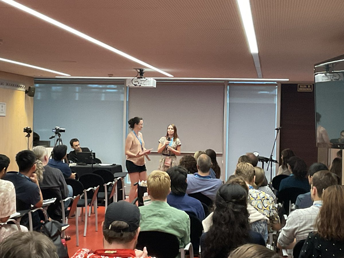 DivIDE_2025's tweet image. Congratulation to Laura Meißner from @StefanDiezLab for winning the presentation award and Clothilde Utzschneider for winning poster award 👏
