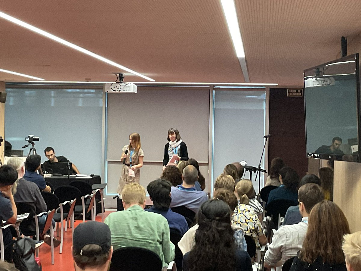DivIDE_2025's tweet image. Congratulation to Laura Meißner from @StefanDiezLab for winning the presentation award and Clothilde Utzschneider for winning poster award 👏
