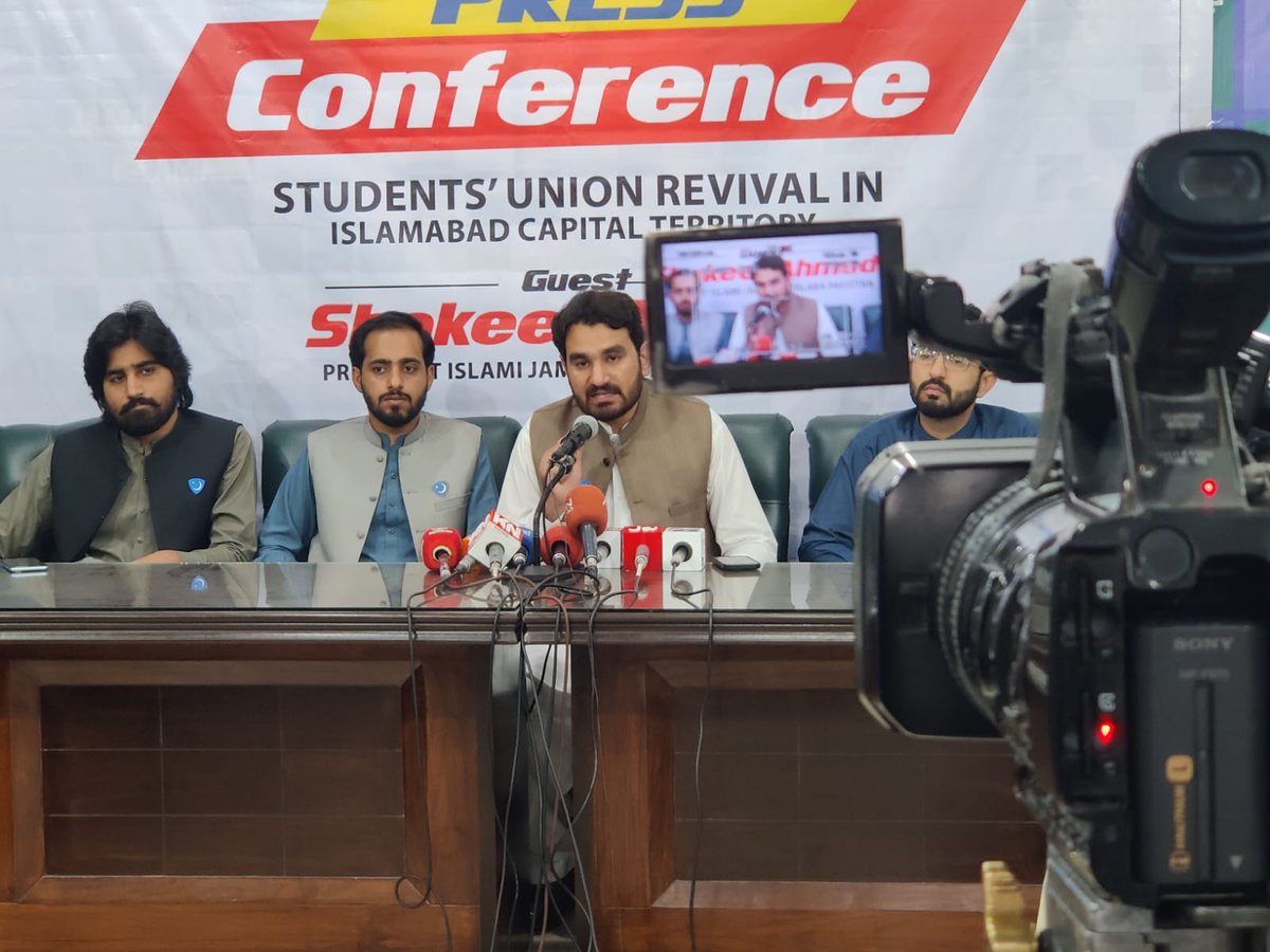 UsamaAmir_'s tweet photo. ہر سمت طلبہ میں بیداری کی زبردست لہر موجود ہے۔ مقتدر طبقے کو طلبہ کا آئینی اور جمہوری حق دینا پڑے گا۔
طلبہ، حکومت وقت سے جلد از جلد یونین انتخابات کے لئے عملی اقدامات اٹھانے کا مطالبہ لئے یک آواز ہیں۔
#StudentUnionsRevival https://t.co/88MnfOl8eE