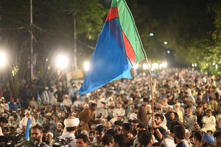 UsamaAmir_'s tweet photo. ہر سمت طلبہ میں بیداری کی زبردست لہر موجود ہے۔ مقتدر طبقے کو طلبہ کا آئینی اور جمہوری حق دینا پڑے گا۔
طلبہ، حکومت وقت سے جلد از جلد یونین انتخابات کے لئے عملی اقدامات اٹھانے کا مطالبہ لئے یک آواز ہیں۔
#StudentUnionsRevival https://t.co/88MnfOl8eE