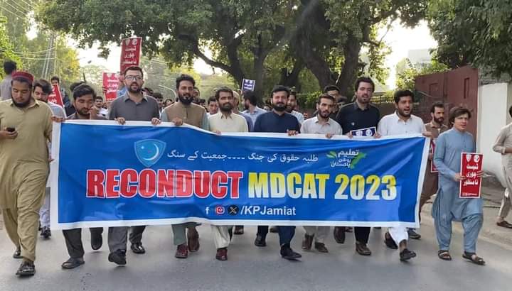 UsamaAmir_'s tweet photo. ہر سمت طلبہ میں بیداری کی زبردست لہر موجود ہے۔ مقتدر طبقے کو طلبہ کا آئینی اور جمہوری حق دینا پڑے گا۔
طلبہ، حکومت وقت سے جلد از جلد یونین انتخابات کے لئے عملی اقدامات اٹھانے کا مطالبہ لئے یک آواز ہیں۔
#StudentUnionsRevival https://t.co/88MnfOl8eE