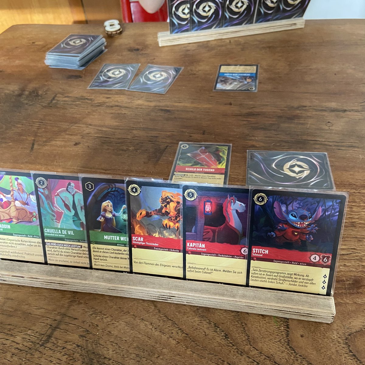 Neun Partien in der ersten Woche: #Lorcana passt für die Tochter und mich von der Spieldauer und der Komplexität her prima. TCG-Geschäftsmodell bleibt fragwürdig, haben wir aber ja selbst in der Hand. #brettspiele