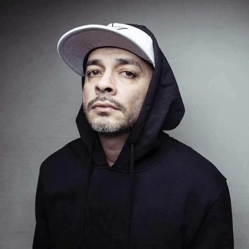 Ceza, "Analog" ve "Netflex" isimli parçalarını 6 Ekim'de yayınlayacak.