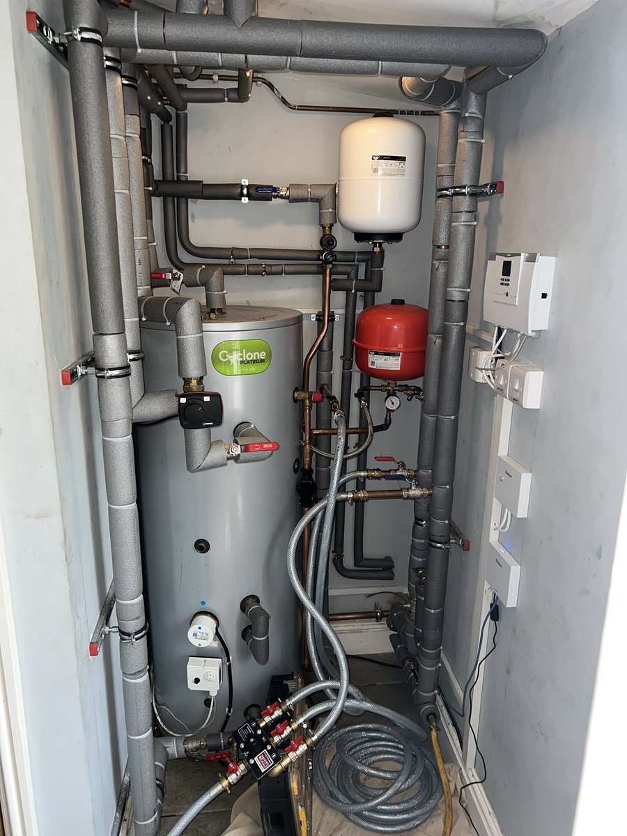 Our latest heat pump coming to completion. @vaillantuk aroTHERM Plus. @UponorUK Ecoflex underground pipe. @Primarypro1 external insulation. Flushed with @thoroughflush. ESBE diverter valve. 
Thanks to our suppliers @CityPlumbingUK, @MWPHS, @BEETBG_ and especially to our customer.