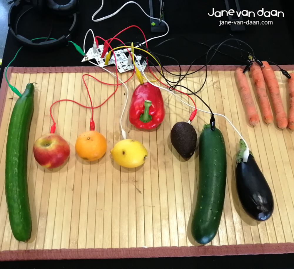 JaneVanDaan's tweet photo. Do you have any idea what this is? 🤷 This is one of the craziest ideas I've discovered in the last few years: 😜 It's not really for #jamming, but it's a lot of fun! 🌽 

https://t.co/0WtSfKjQxU (ads)

#trancemusic #trance #trancefamily  #crazyidea https://t.co/JI7fnJdCNi