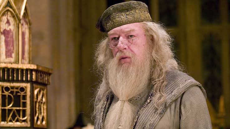 Levantem suas varinhas. Com muita tristeza, recebemos a notícia da morte de Michael Gambon, o Alvo Dumbledore nos filmes de Harry Potter. Desejamos força a amigos e familiares.🖤