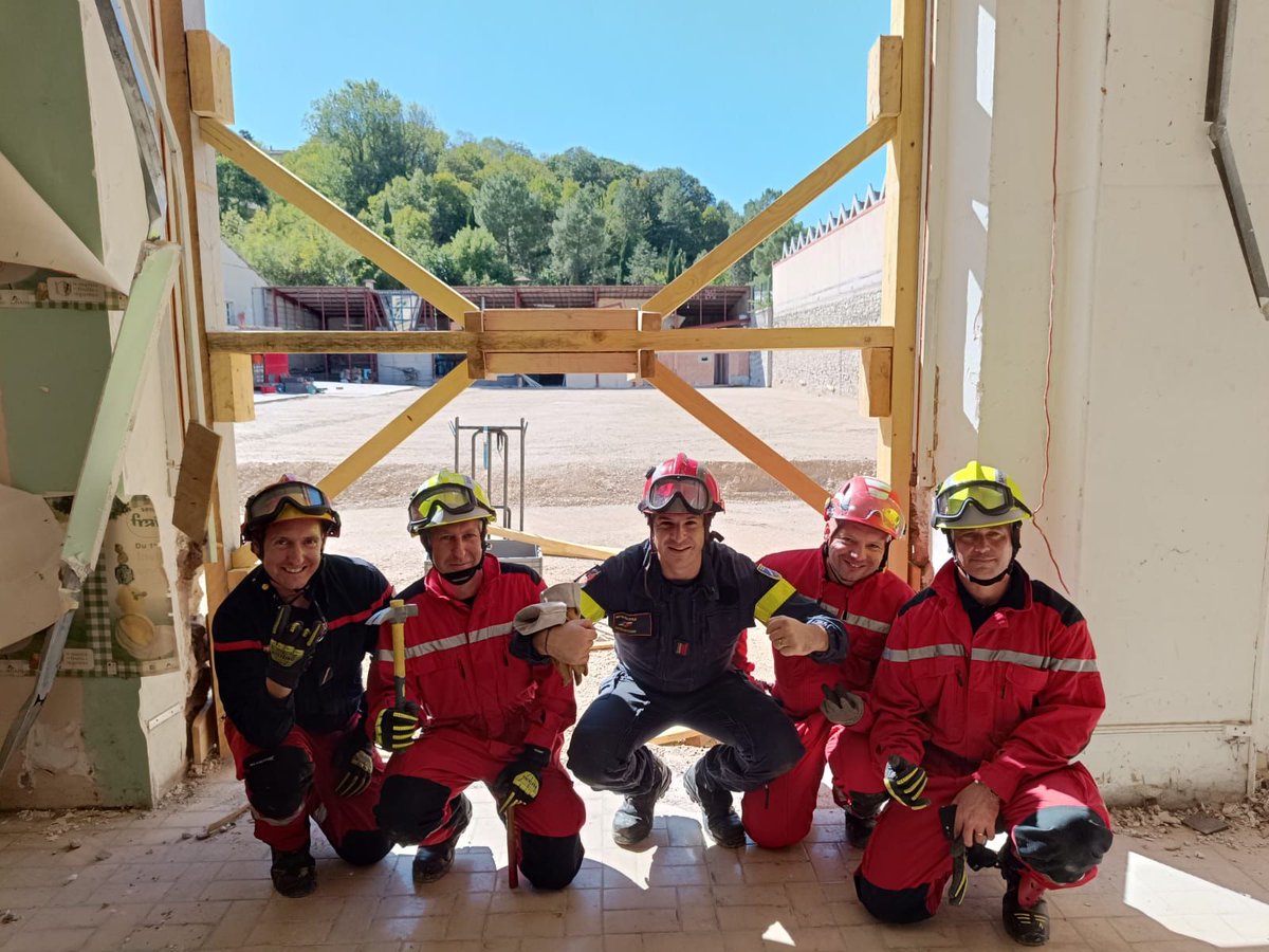 SDIS71's tweet photo. #USAR | 15 jours de formation @ECASCVALABRE des chefs d'unité sauvetage-déblaiement sur le secteur de Millau !
➡ Ils pourront ainsi intervenir à la tête d’unités de 6 équipiers, sous l’autorité d’un chef de section, d’un #chef de secteur ou du COS.
📸@GallaratiC @NicolasTitre https://t.co/QJtOdFZRS7
