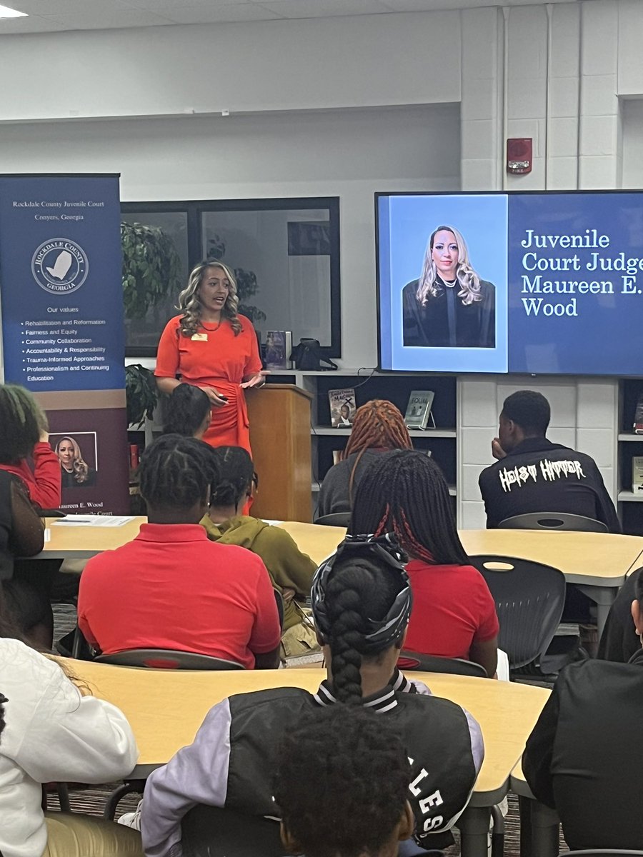 Bringing the real world to the classroom! PDWMS welcomes Rockdale County’s Judge Maureen E. Wood to speak to our students about the judicial system! @prin_pauldwest @PaulDWestMiddle @LennetteJones @FirstLadyFree78 @SB_VanNess @DrTamaraCandis @dajmlinc @RCJuvenileCourt