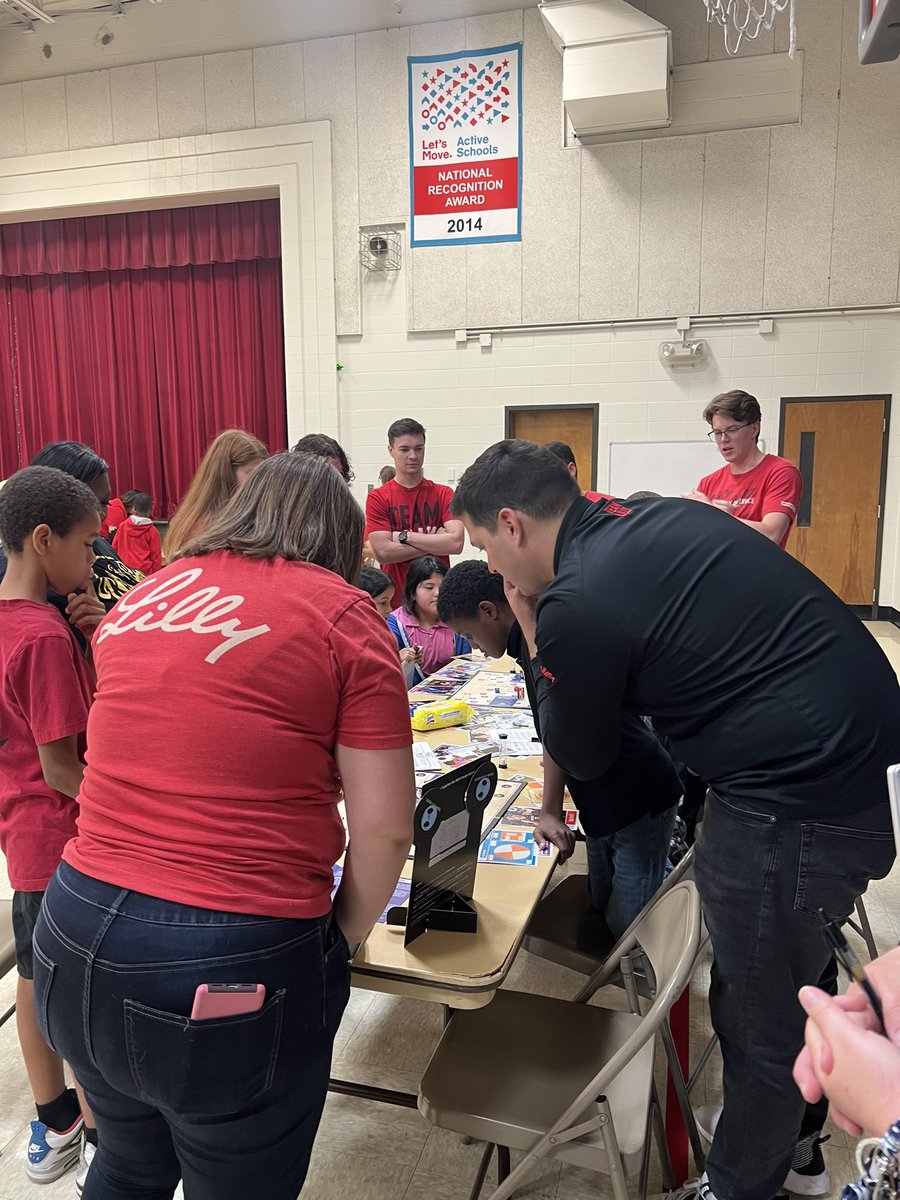 JessicaHeckard's tweet photo. Lilly Day of Service at Frederick Douglass 19! Our students and the volunteers played Math Hoops. Smiles and fun was had by all!!! @DariaP1980 @brynn_kardash @LelaSimmons19 https://t.co/Iue4Drq3jl