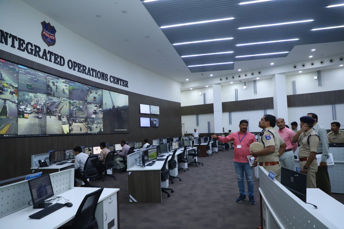 సైబరాబాద్ పోలీస్ కమిషనరేట్ పరిధిలో ప్రతి పోలీస్... హోమ్ గార్డ్ స్థాయి అధికారి నుండి సిపి అధికారి వరకు అందరూ క్షేత్రస్థాయిలో ఉండి ప్రజలు సంతోషంగా గణేష్ నిమజ్జనం జరుపుకునేలా స్థానికంగా ఎటువంటి ప్రమాదాలు, ఇబ్బందులు తలెత్తకుండా నిత్యం పర్యవేక్షిస్తూ విధులు నిర్వర్తిస్తున్నారు.