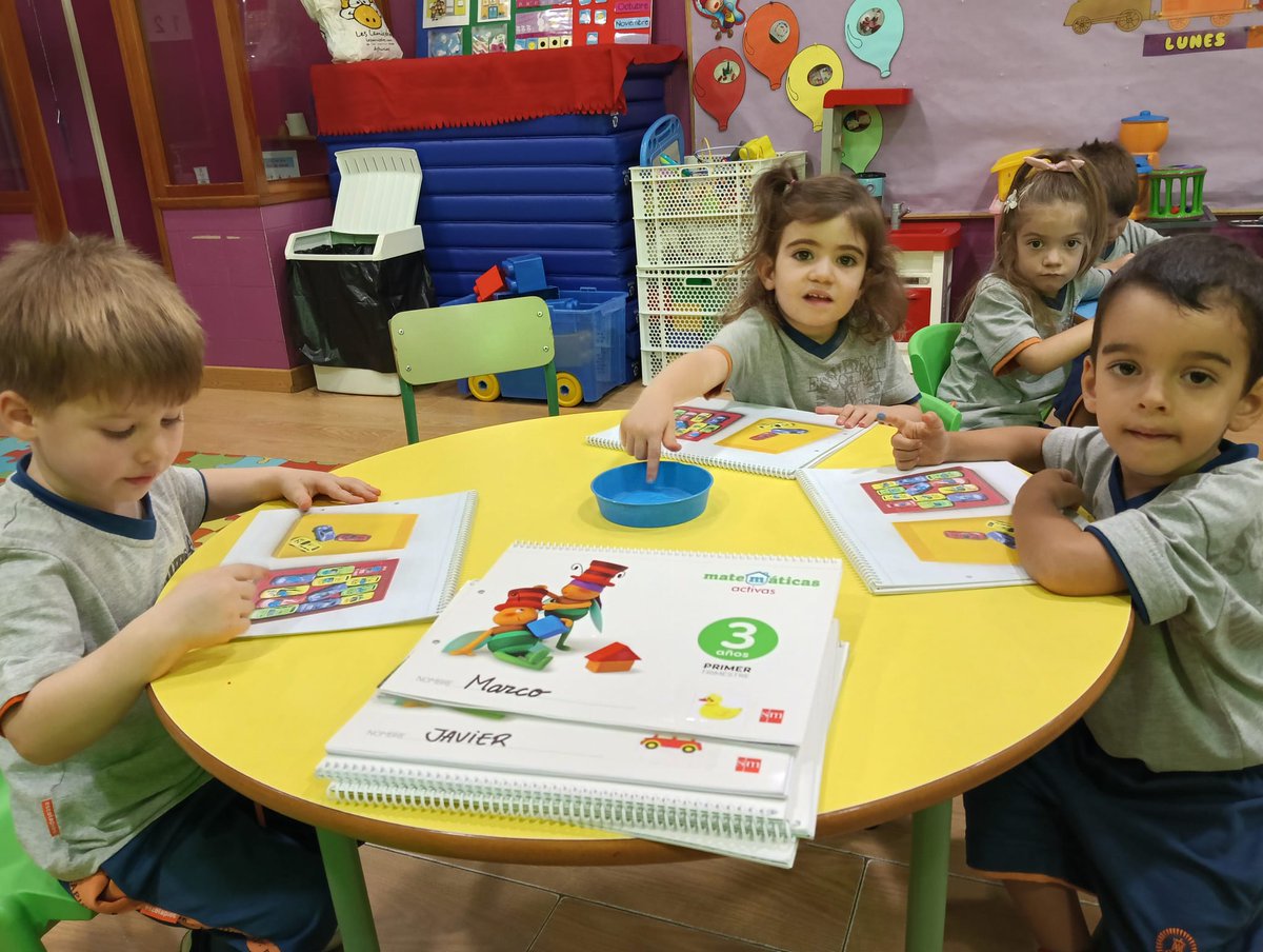 EscolapiosADH's tweet image. Aprendemos desde la experiencia, manipulando y jugando. El juego es la asignatura más importante de nuestra etapa de infantil. 
#aprendemosjugando
#manipular