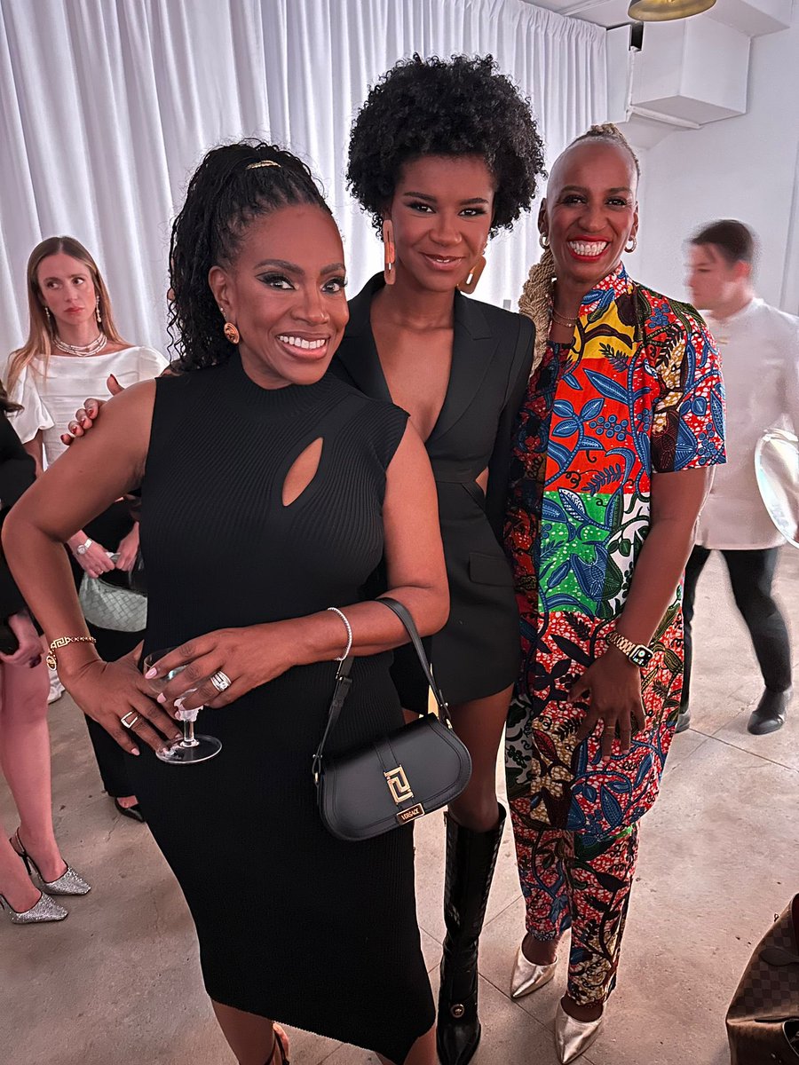 Jamaica was well represented at the Versace Icons Dinner last night. L-R: THE @thesherylralph, Dr @DrJaniceJ and my amazing niece @iammarleydias 🔥🇯🇲