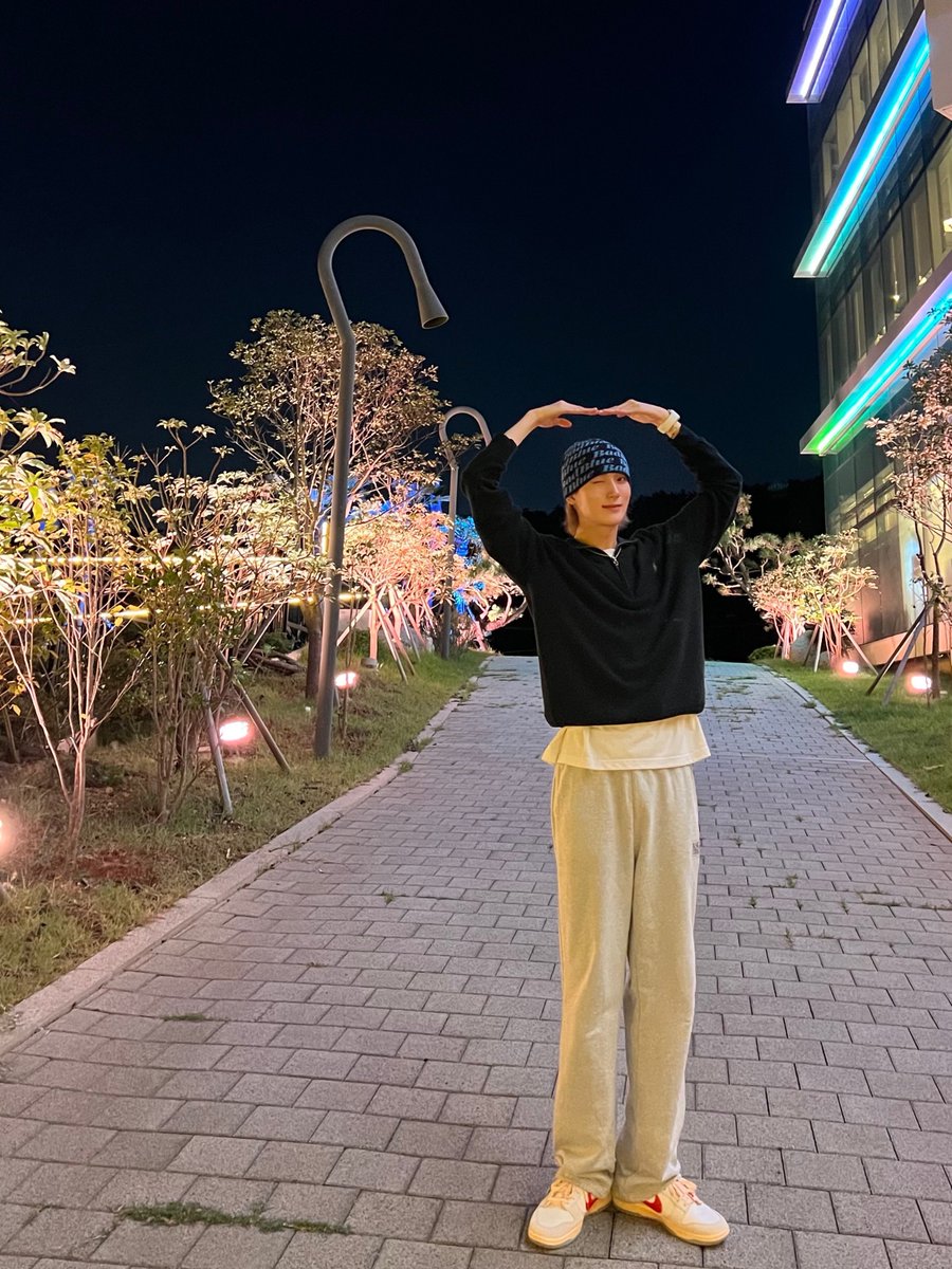 XODIAC_MEMBERS's tweet photo. [#범수] 

즐거운 추석 보내요 쏘블리~!🧧
같이 달에 소원 빌자🌕

#XODIAC #소디엑 #BEOMSOO #범수 https://t.co/Q9SJf7iIKr