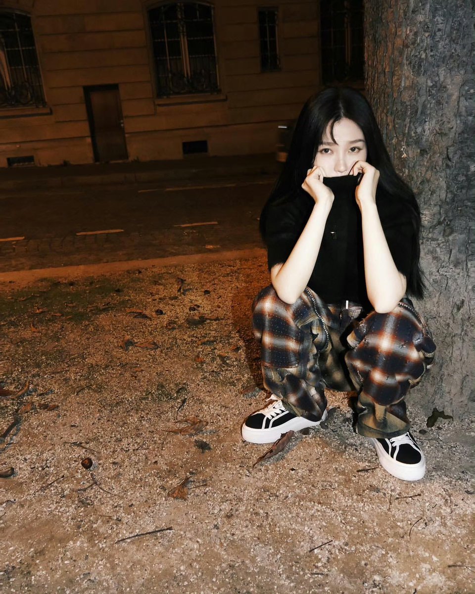 Tristaaaaarrrrr's tweet photo. Anyone who says the stars are beautiful must have never seen your eyes.

@Givenchy

ESTHER YU IN PARIS
#GivenchySS24xEstherYu #EstherYu #PWF https://t.co/xRUjPRgxke