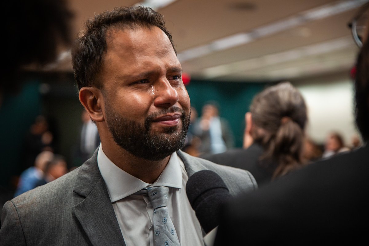 pastorhenriquev's tweet photo. “Felizes os que choram, pois serão consolados”

Deus, me lembro das minhas primeiras orações, ainda tão menino. Você conhece meus passos e meu coração. E, na minha frágil humanidade, repleta de fraquezas e contradições, tenho encontrado a beleza do Teu amor. 

O mundo, por vezes, é tão pesado. As lutas parecem em vão e me pergunto a razão de tantas batalhas. É estranho ver o mundo doer em mim! Mas como esquecer dos rostos que vi? 

Deus, que minha fé seja permeada por radical amor. Que o terno e a gravata não engessem meus afetos. Que eu saiba bem a razão de estar aqui: crianças querendo comer e brincar; pessoas que só querem o direito de sem medo amar; povos que só querem na terra plantar e da Terra cuidar; artistas querendo dançar, jovens querendo sonhar; pessoas nas ruas querendo um teto para morar! 

Tem arco íris de diversidade e abraços negros de liberdade! 

Eu só quero partilhar do mistério da vida, descobrir o prazer de amar e a glória de servir. Pastor, artista, deputado…ou só Henrique, tentando pautar a vida por causas justas e amorosas. Vale viver por elas! Vale chorar por elas!

A chama não tem pavio. Bendita fraqueza! Preciosas lágrimas! Deus, vou sorrir com Teu amor por nós, por todes e por mim!

📍Essa foto registra o momento em que foi anunciado que o Projeto de Lei que acaba com o casamento civil entre pessoas do mesmo sexo foi retirado de pauta na Comissão da Previdência e Família. Uma vitória!

📷@claricelissovsky