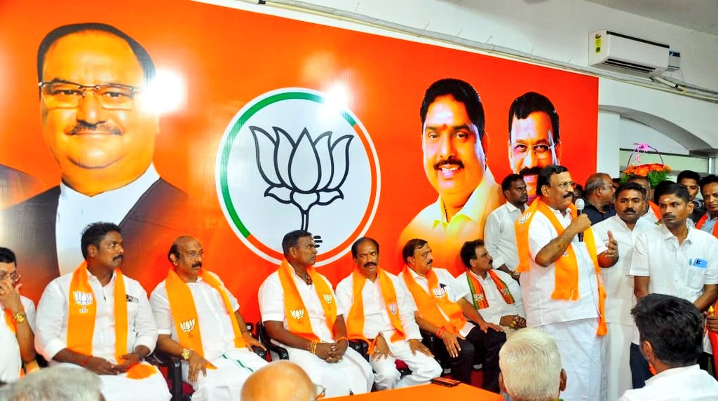 SelvaMPPY's tweet photo. மாநில பொறுப்பாளர் திரு.@BlrNirmal அவர்கள் முன்னிலையில் புதுச்சேரி பாரதிய ஜனதா கட்சியின் மாநில தலைவராக பொறுப்பேற்றேன்.

இந்நிகழ்ச்சியில் கலந்து கொண்ட தாமரை சொந்தங்களுக்கும் மாண்புமிகு அமைச்ச��்கள், சட்டமன்ற உறுப்பினர்களுக்கும் மனமார்ந்த நன்றியை தெரிவித்துக் கொள்கிறேன்.
@blsanthosh https://t.co/iCH4YRt3jy