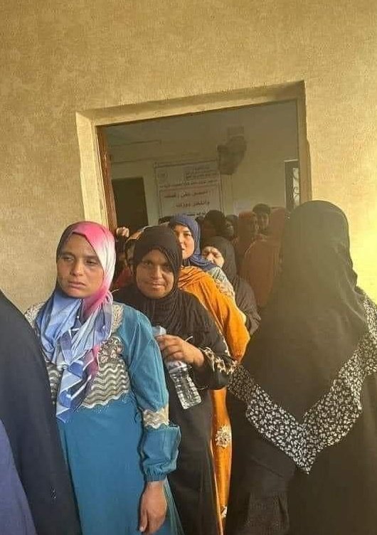 كأنه طابور أسرى وهم رهائن كيس سكر وقزاز زيت كما قال الشاعر الحزين 
" مساكين بنضحك م البلوه
زي الديوك والروح حلوه
سرقاها من السكين حموه 
ولسه جوه القلب أمل "  🐓🌞
                  #نجيب_سرور