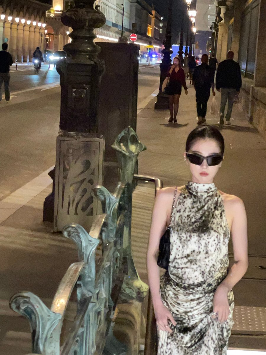 nemo_xxc's tweet photo. A.I Yu Shu Xin 
@Givenchy

#GivenchySS24xEstherYu
#EstherYu #ParisFashionWeek #GivenchySS24 #虞书欣 https://t.co/YYacFwpQP3
