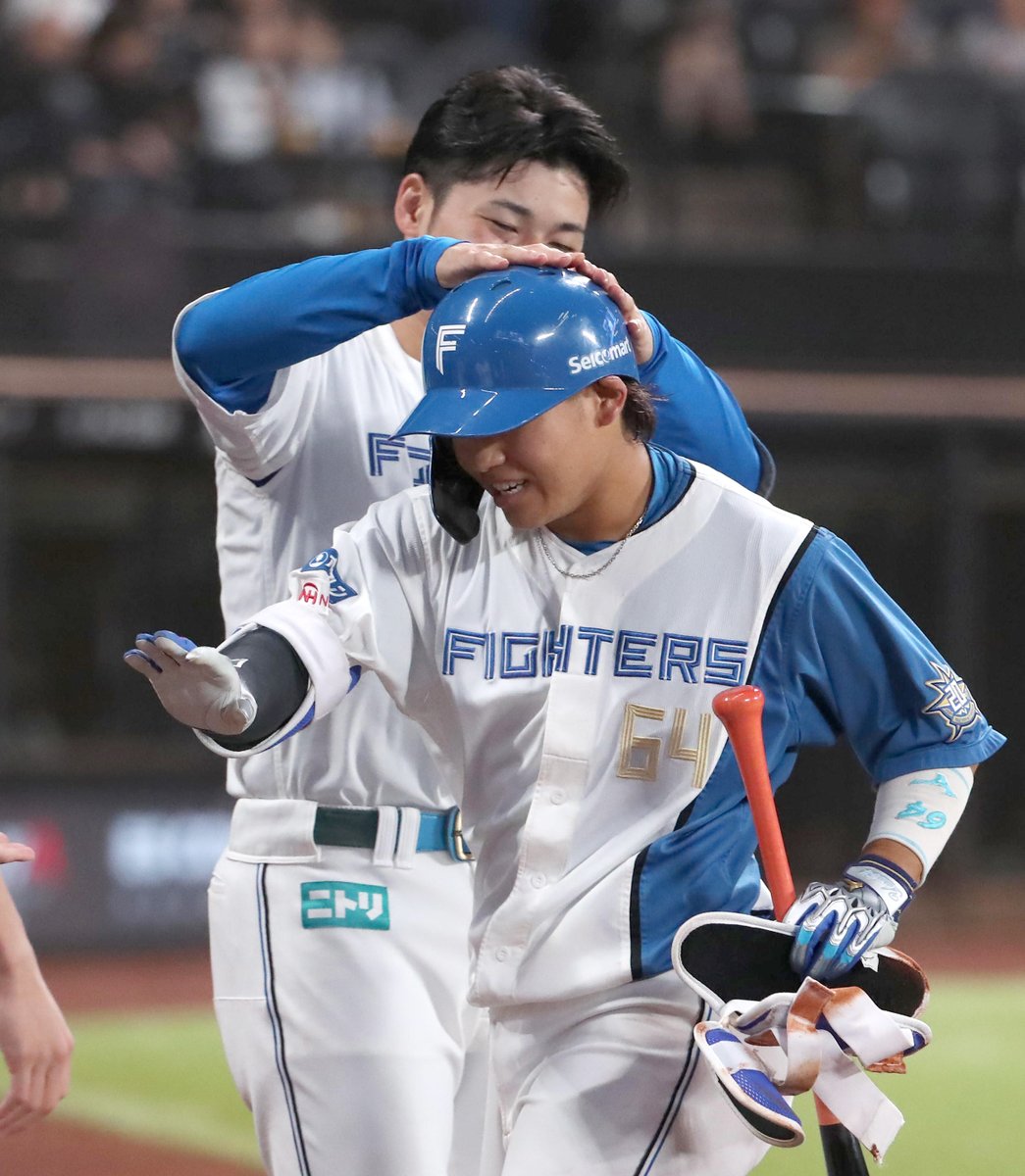 二回、清宮幸太郎選手に迎えられる田宮裕涼選手。（撮影・三浦幸太郎