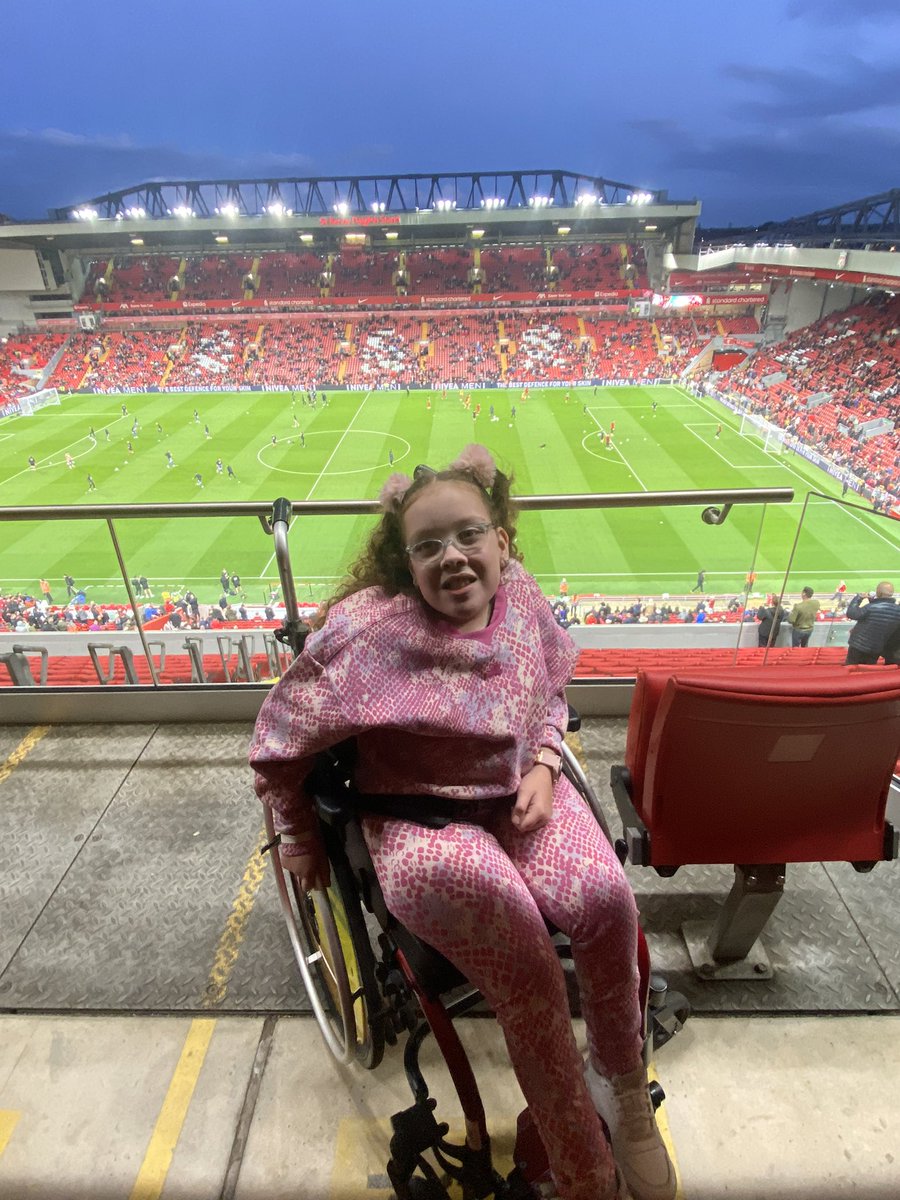 vickers_ste's tweet image. Huge thank you to @mcveigh_owen for giving Tilly the chance to experience some amazing hospitality courtesy of @LFC she had an amazing night. Great food, good result and she even bagged herself a signed @TSIMIKAS21 shirt! @mcveigh_owen you are the best ❤️