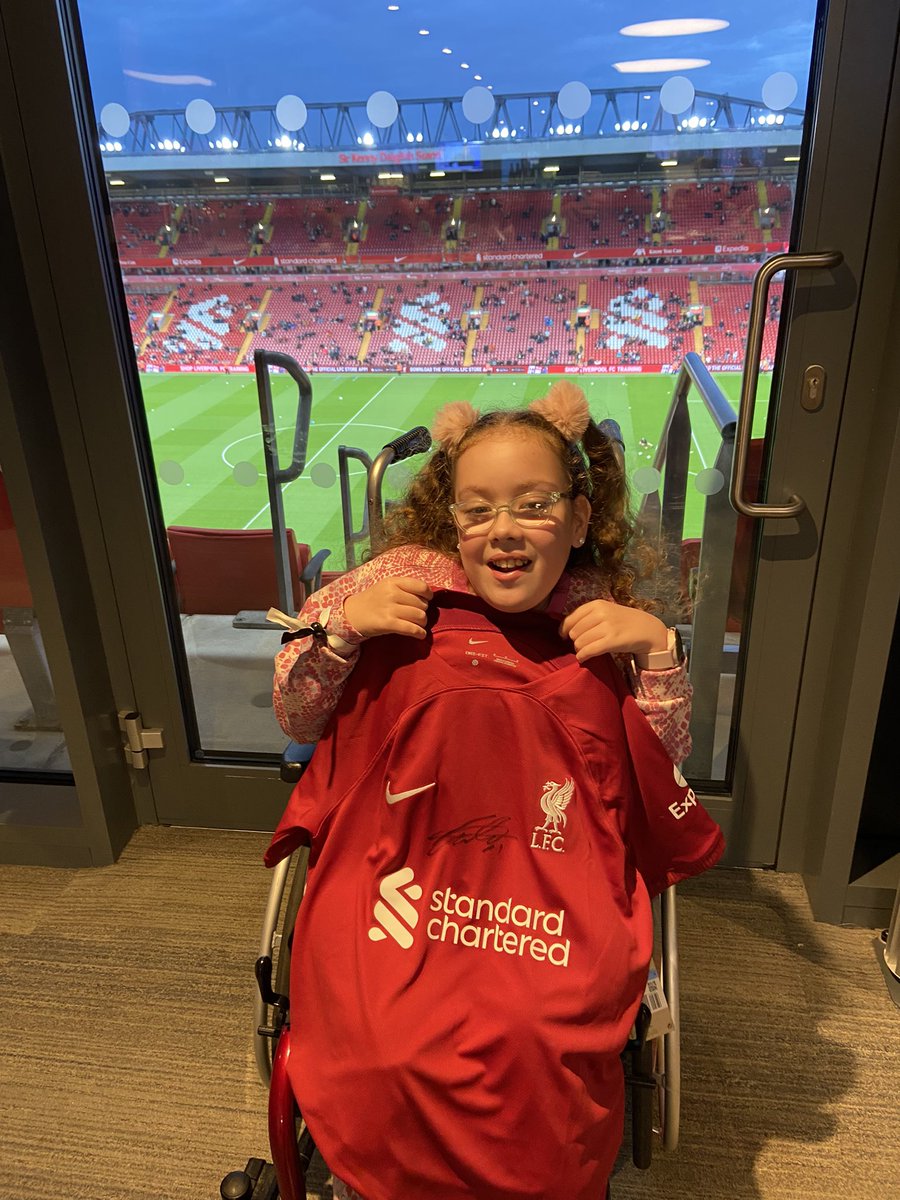 vickers_ste's tweet image. Huge thank you to @mcveigh_owen for giving Tilly the chance to experience some amazing hospitality courtesy of @LFC she had an amazing night. Great food, good result and she even bagged herself a signed @TSIMIKAS21 shirt! @mcveigh_owen you are the best ❤️