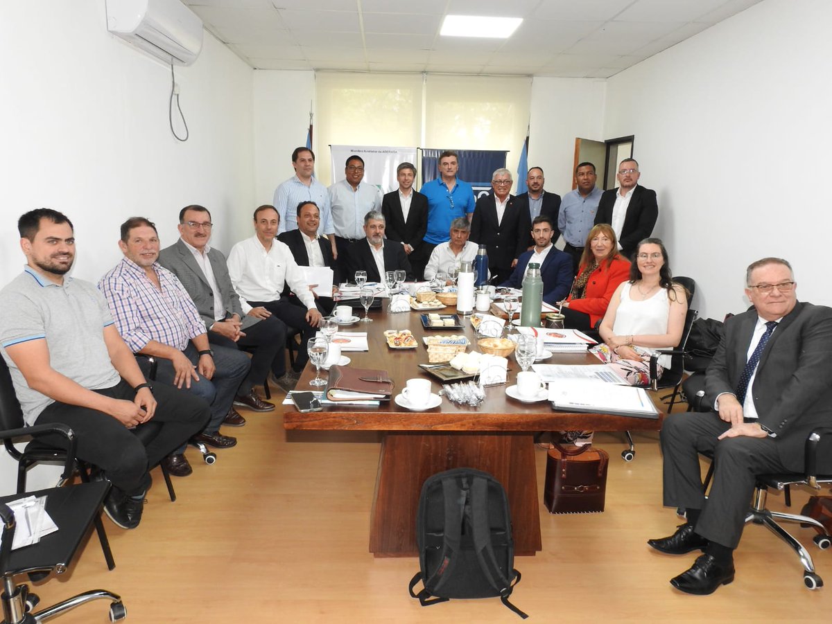 cohife1's tweet photo. Reunión extraordinaria de @AFERASok, Asociación Federal de Entes Reguladores de Agua y Saneamiento (provincia de #Corrientes). Gustavo D' Alessandro representante del #Chaco en #Cohife presentó el libro de los 20 años del Organismo Federal https://t.co/W5O8as5dcY