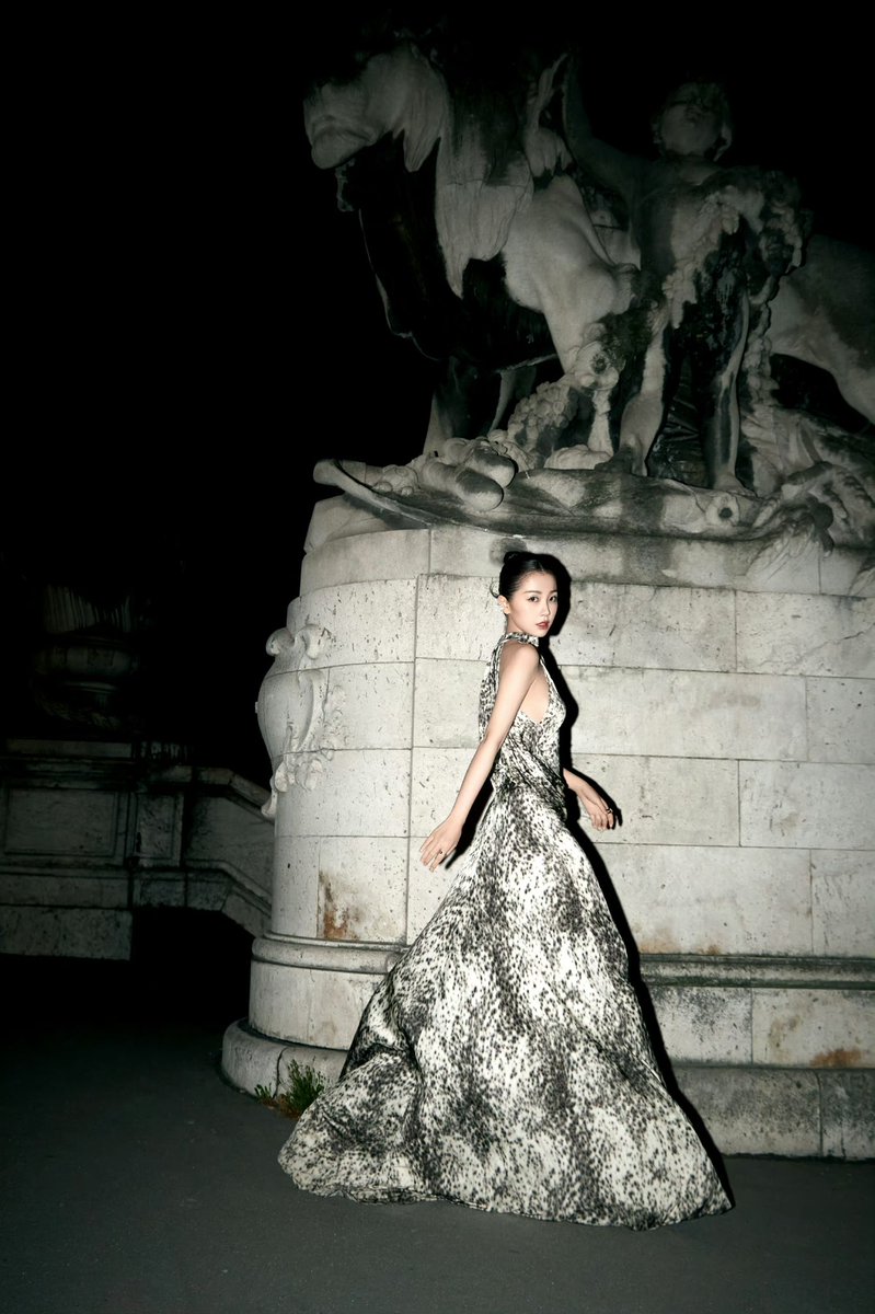 TrangHan_1518's tweet photo. Quá nà đẹp ESTHER YU IN PARIS @Givenchy
#GivenchySS24xEstherYu
#EstherYu
#ParisFashionWeek
#GivenchySS24
#虞书欣 https://t.co/j7pDEi6dep