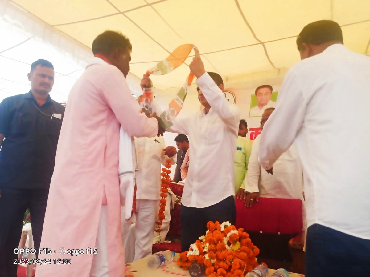 VijayRevnath's tweet photo. माननीय @OfficeOfKNath जी के नेतृत्व एवं कांग्रेस की रीति नीति से प्रभावित होकर भाजपा को छोड़ कांग्रेस में शामिल हुए ग्राम ग्वारा के सरपंच श्री सुखदयाल सिलु जी एवं माननीय श्री @NakulKNath जी के समक्ष ग्राम मर्राम में आयोजित सभा में भाजपा नेता श्री पूसाराम इवनाती जी अपने सैकड़ों साथीगणों के साथ कांग्रेस में शामिल हुए।

सम्मानित सदस्यों का कांग्रेस परिवार में स्वागत करता हूं।

#vijayrchoure #vijaychoure #Kamalnathji #nakulkamalnath #INCIndia #INCMP #sausar #NakulNath

#आदमी_नही_उसका_काम_बोलता_है