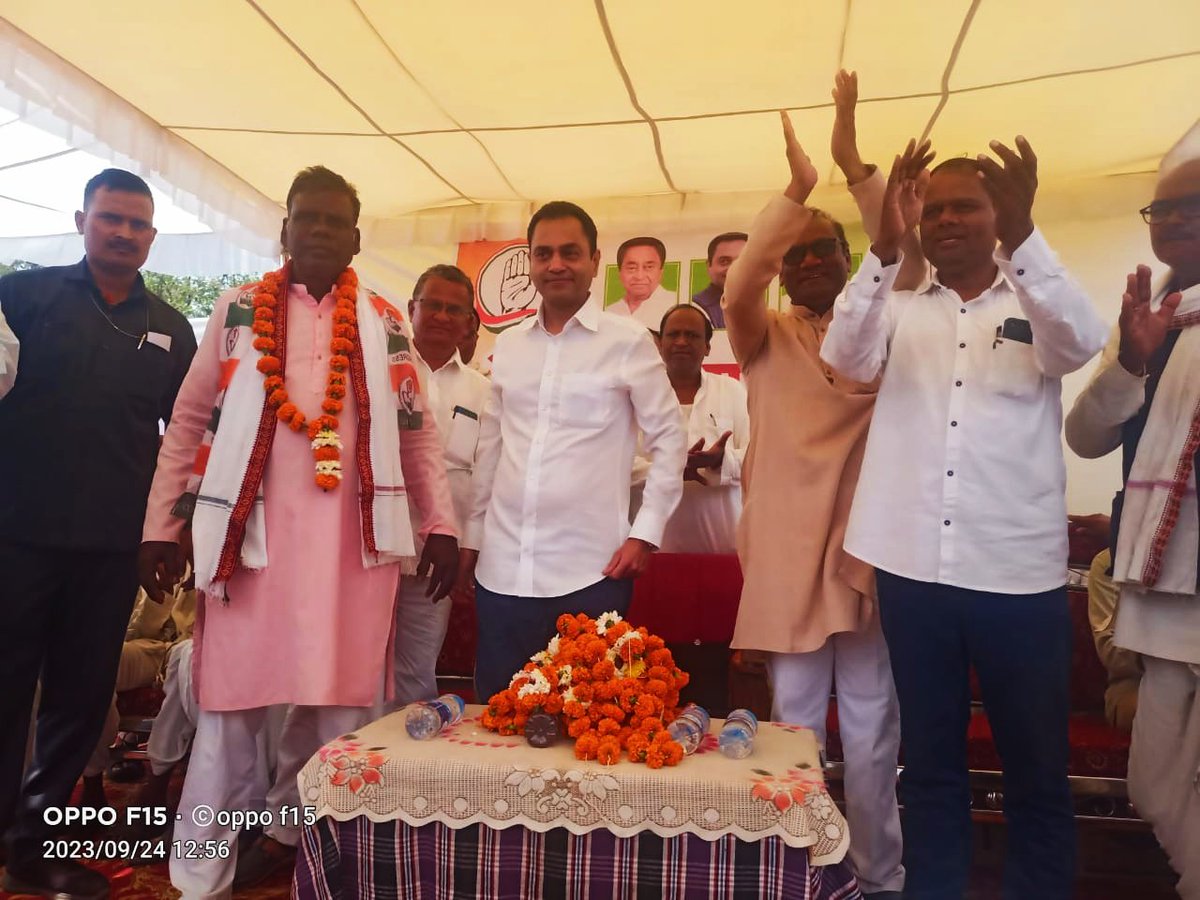 VijayRevnath's tweet photo. माननीय @OfficeOfKNath जी के नेतृत्व एवं कांग्रेस की रीति नीति से प्रभावित होकर भाजपा को छोड़ कांग्रेस में शामिल हुए ग्राम ग्वारा के सरपंच श्री सुखदयाल सिलु जी एवं माननीय श्री @NakulKNath जी के समक्ष ग्राम मर्राम में आयोजित सभा में भाजपा नेता श्री पूसाराम इवनाती जी अपने सैकड़ों साथीगणों के साथ कांग्रेस में शामिल हुए।

सम्मानित सदस्यों का कांग्रेस परिवार में स्वागत करता हूं।

#vijayrchoure #vijaychoure #Kamalnathji #nakulkamalnath #INCIndia #INCMP #sausar #NakulNath

#आदमी_नही_उसका_काम_बोलता_है