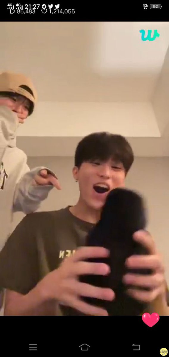 teume! nonfans bilek : "stop baby-ing your idol"

meanwhile idol kita ultah ke 19 dibeliin boneka girang bgttt, foto ini cukup menjelaskan betapa girangnya blio.. gemessss🥺