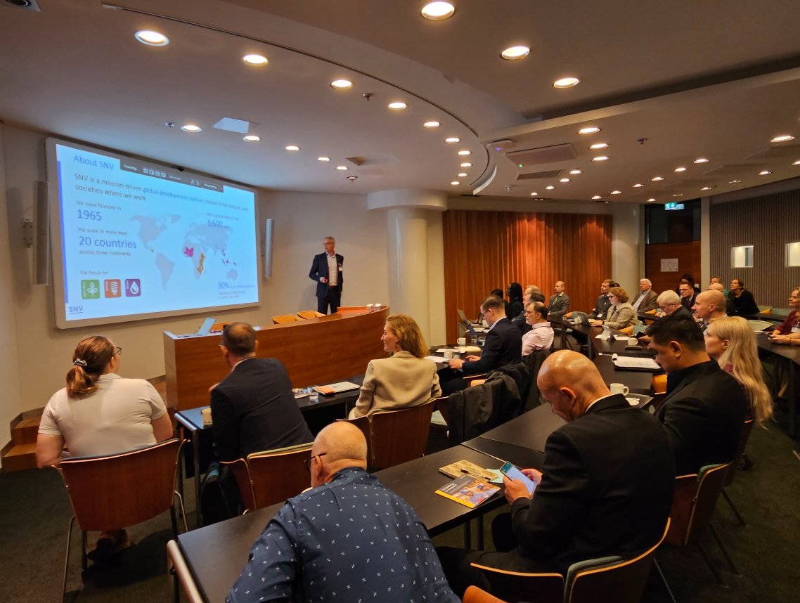 SNV's Global Head for #Sustainable energy presenting an overview of the energy sector in Sub-Saharan Africa at <a href="/EEP_Africa/">EEP Africa</a> seminar today on  #CleanEnergy  - closing investment gaps.

#developmentfinance #impact #renewables